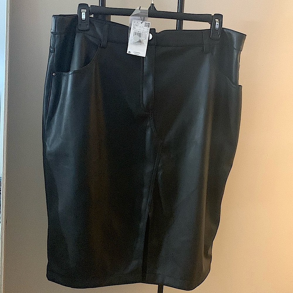 Black Faux Leather Skirt - made by Mango sz XL